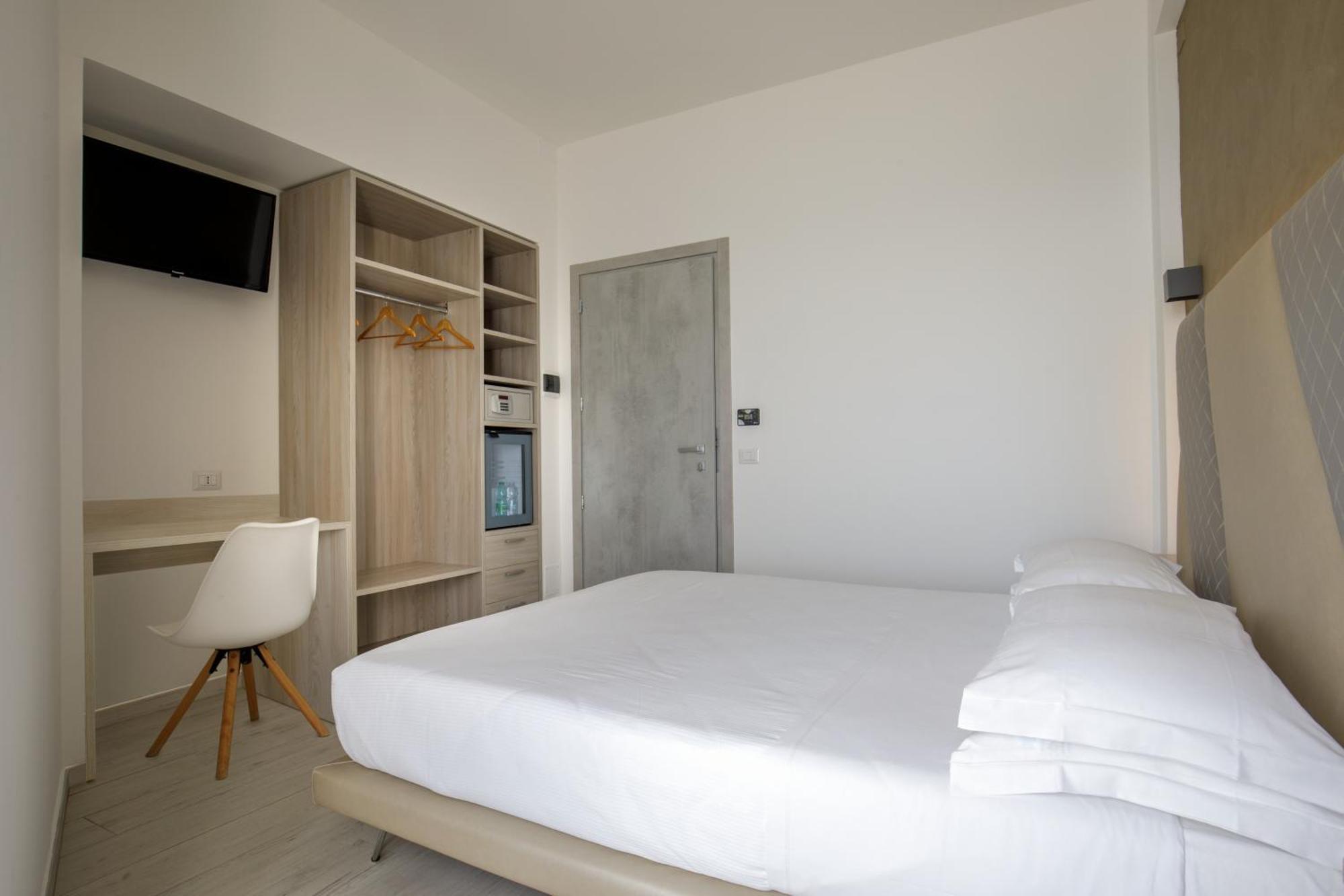 Hotel Tirreno Латина Екстер'єр фото