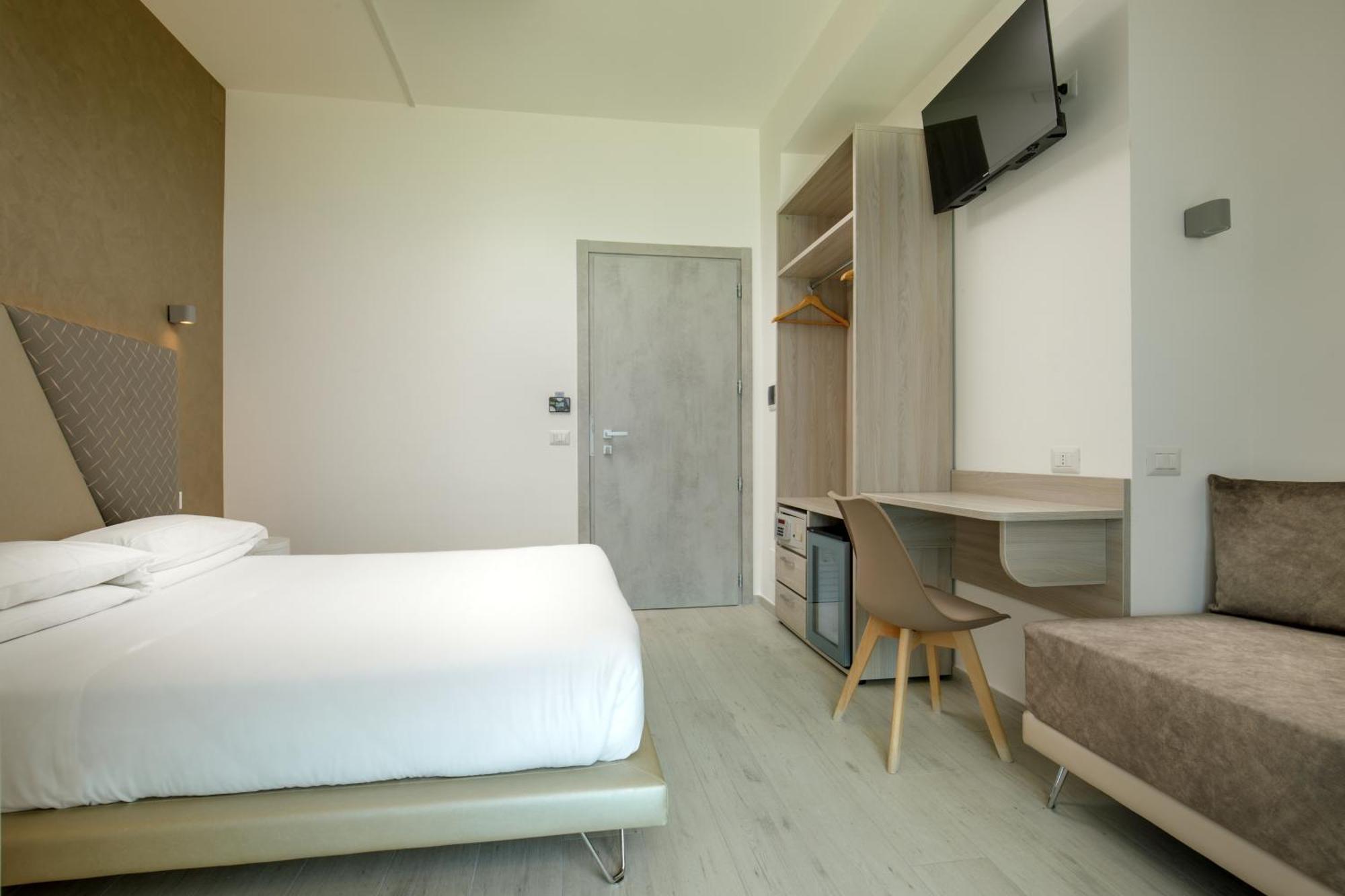 Hotel Tirreno Латина Екстер'єр фото