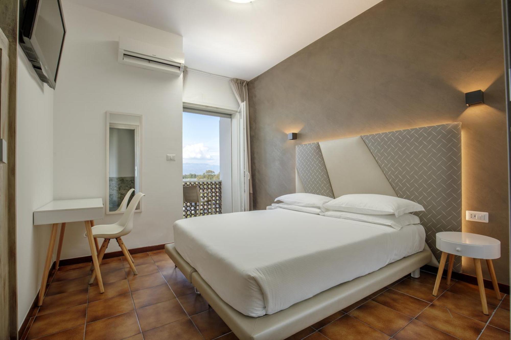 Hotel Tirreno Латина Екстер'єр фото
