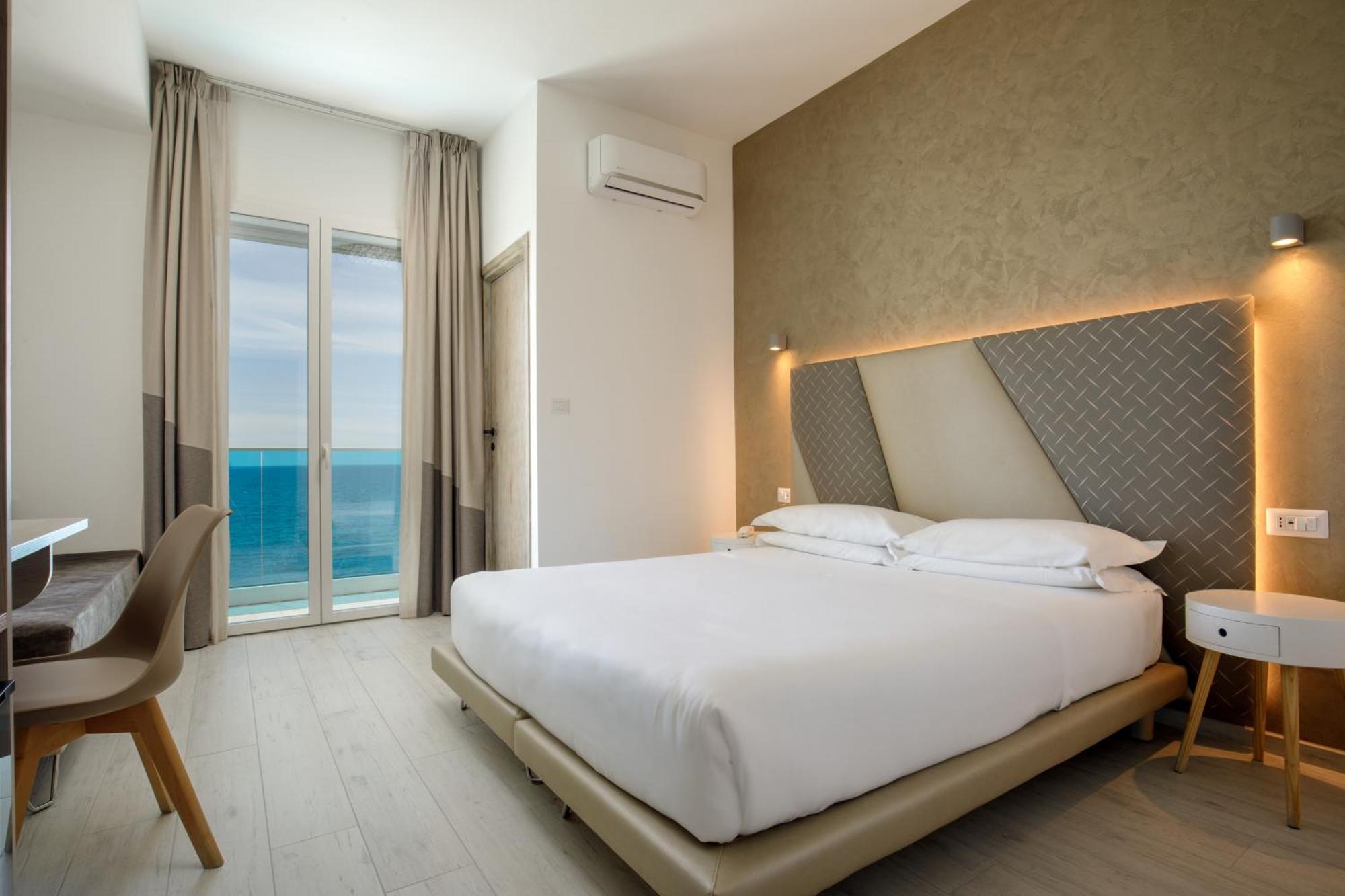 Hotel Tirreno Латина Екстер'єр фото